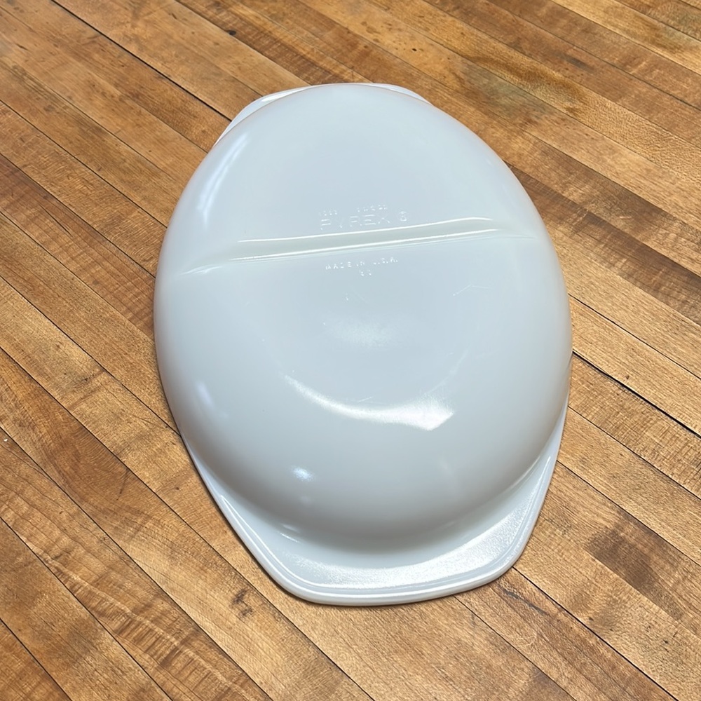Pyrex Milk Glass Server - Picture 4 of 5